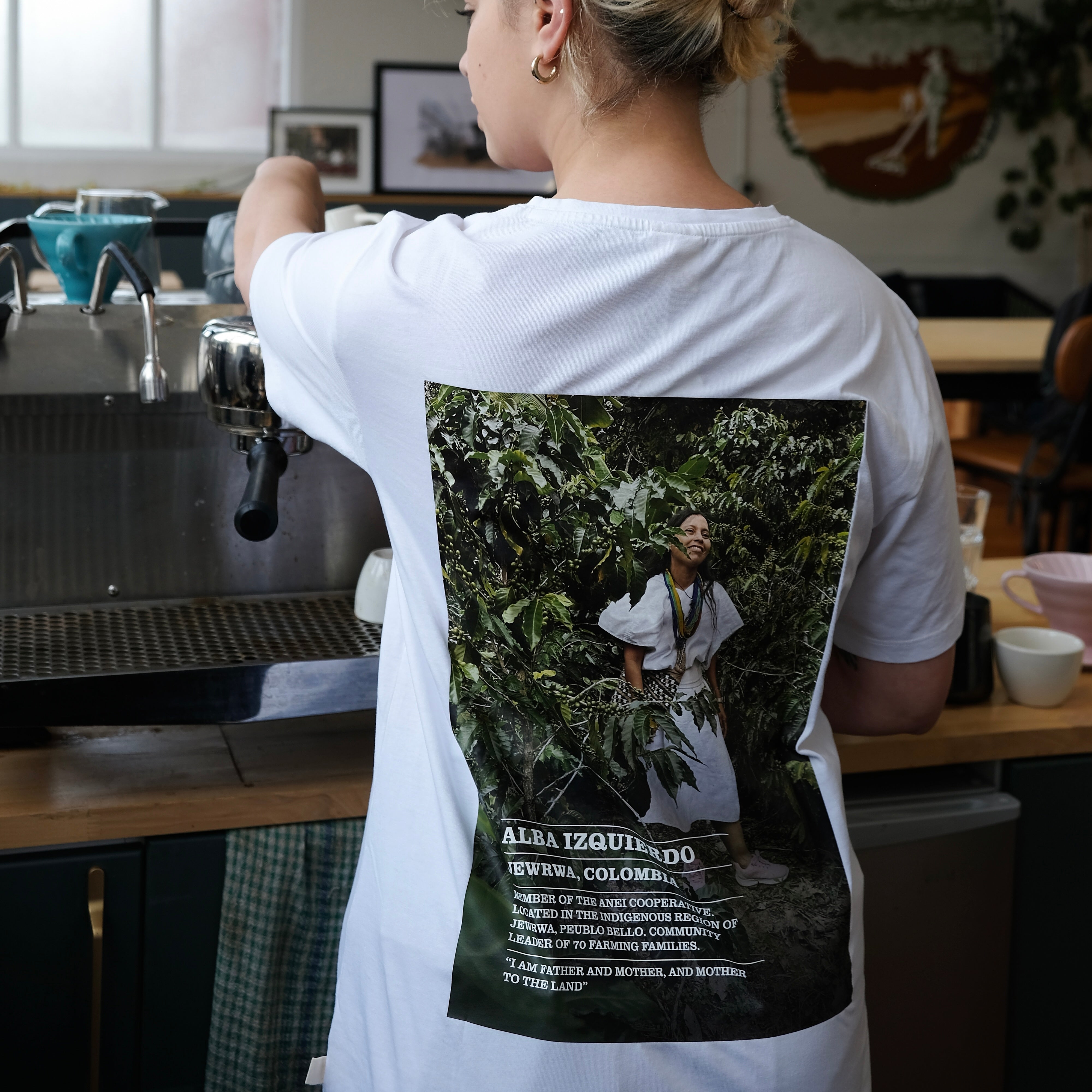 t-shirt from the back in a cafe